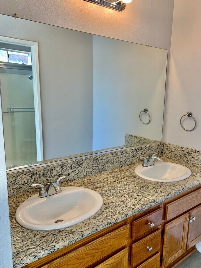 Building Photo - Nice Single Story Home