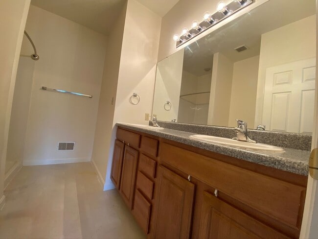 Building Photo - 106 Amber Ln