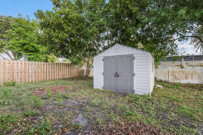 Building Photo - Nicely Remodeled & Updated 3 Bedroom 2 Bat...