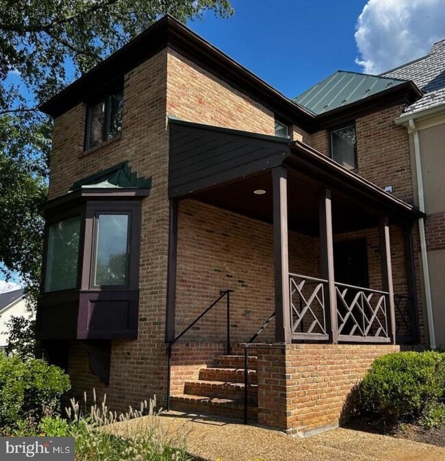 Primary Photo - 218 E Marshall St