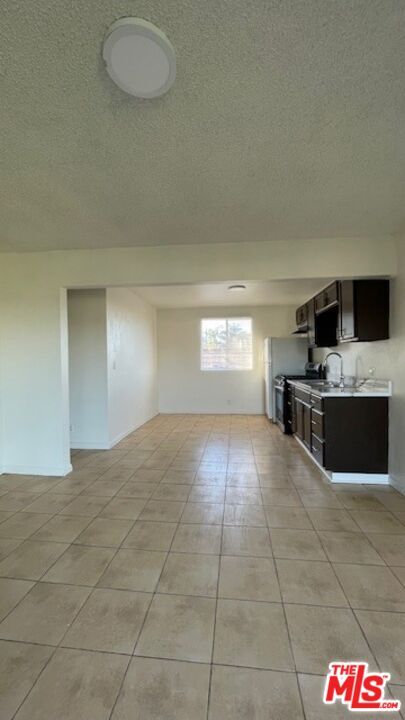 Building Photo - 1240 N Evergreen Ave