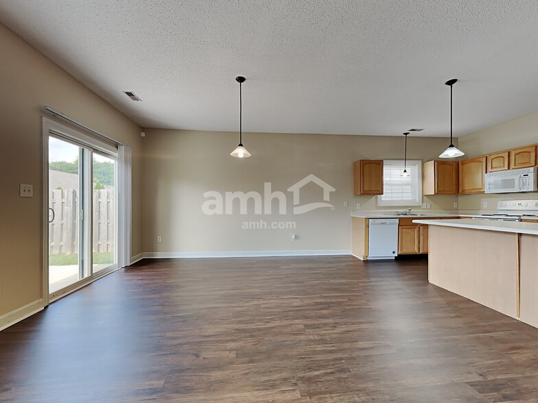 Building Photo - 10884 Roundtree Rd