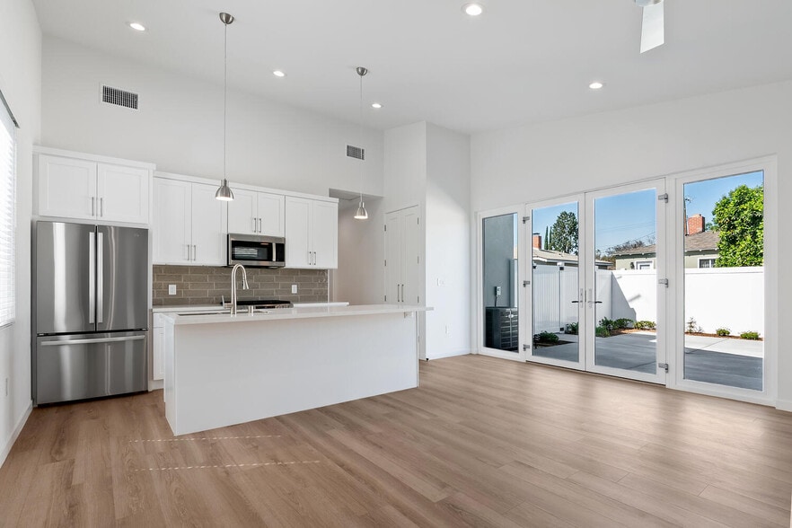 Building Photo - 15912 Vose St