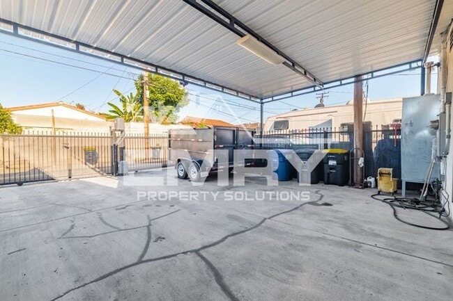 Building Photo - Prime Commercial Office Space Available Beverly Blvd Los Angeles