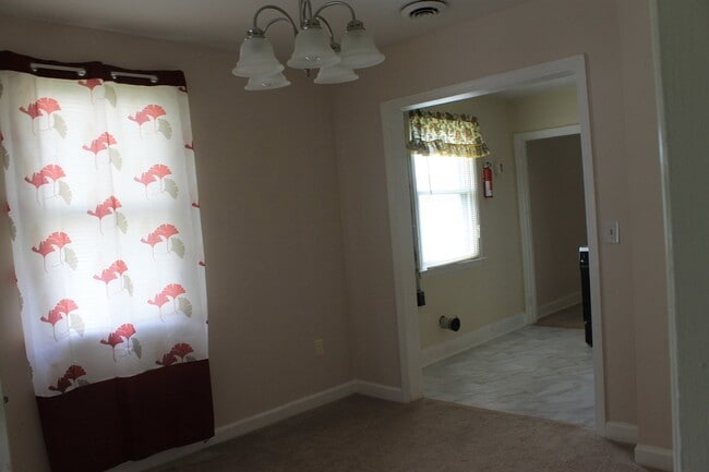 Building Photo - Updated 3 Bed and 1 Bath