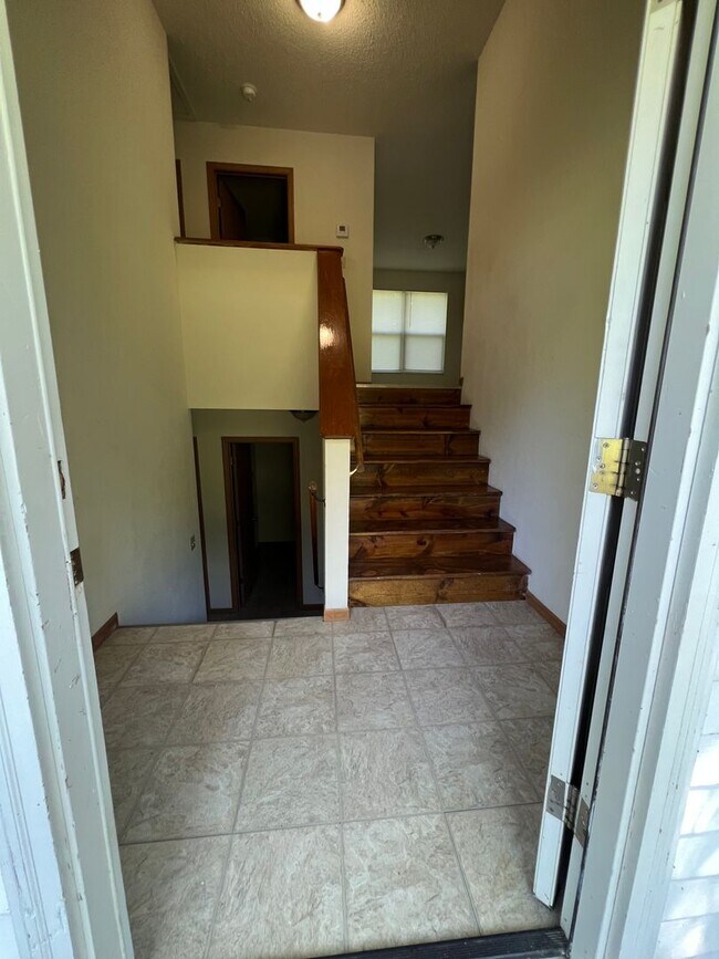 Building Photo - 615 Portsmouth Dr