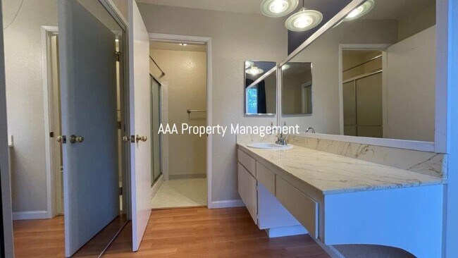 Building Photo - Beautiful 4 bedroom 2.5 bath townhome w/ v...