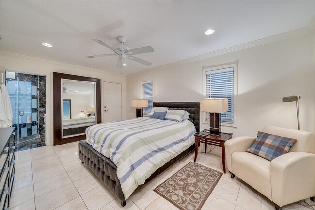 Building Photo - 1728 NE 16th Ave