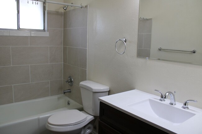 Building Photo - 1608 Larch St