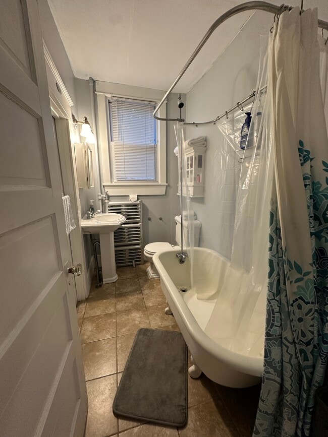 Building Photo - 509 E 7th St