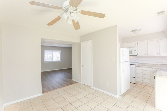 Building Photo - Updated 3BR Townhouse in Prime VA Beach Lo...