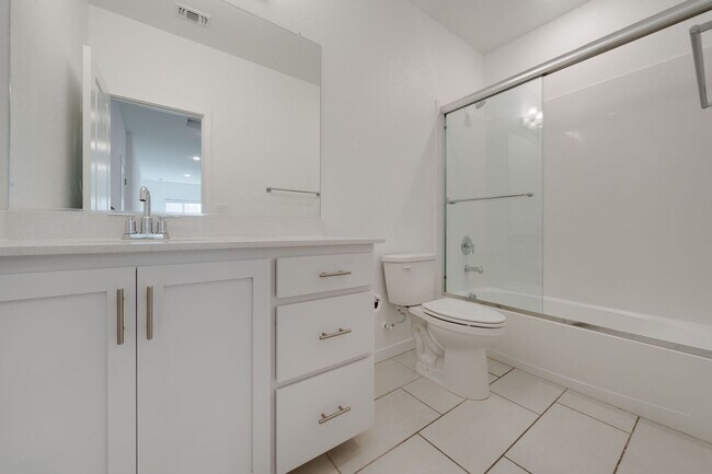 Building Photo - New 4 Bedroom Home with Next Gen Suite + S...
