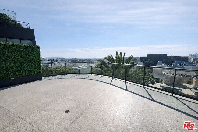 Building Photo - 700 Broadway