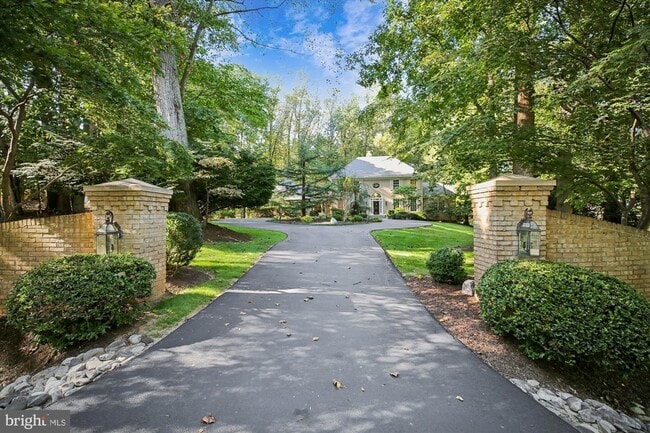 Primary Photo - 9454 Newbridge Dr