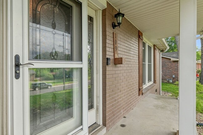 Building Photo - 109 Cloverdale Ct