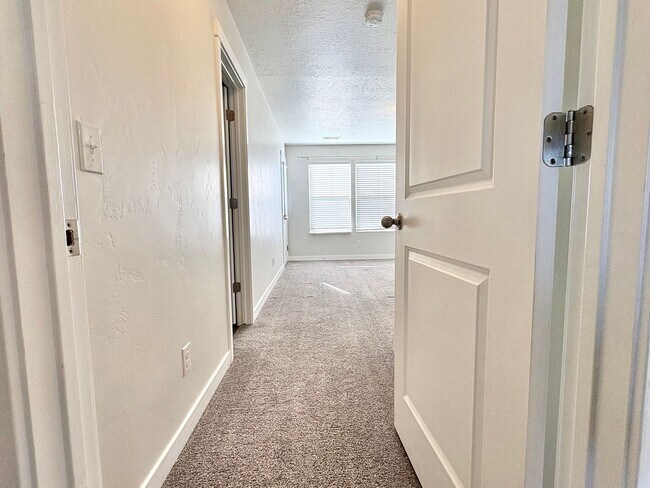 Building Photo - Clean, Cozy & Convenient — West Jordan 2-Bedroom Home