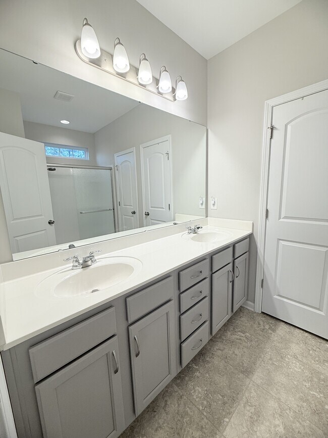 Building Photo - 220 Machrie Lp