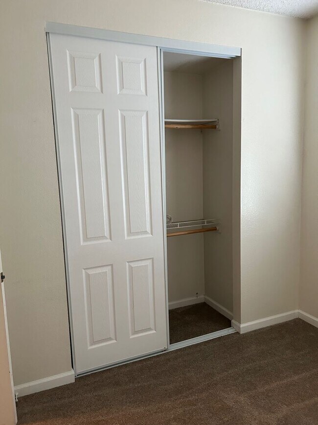 Building Photo - Spacious bright condo with new carpet and new paint and 2 bathrooms