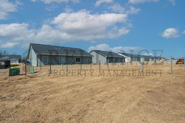 Building Photo - 5121 N Cypress St