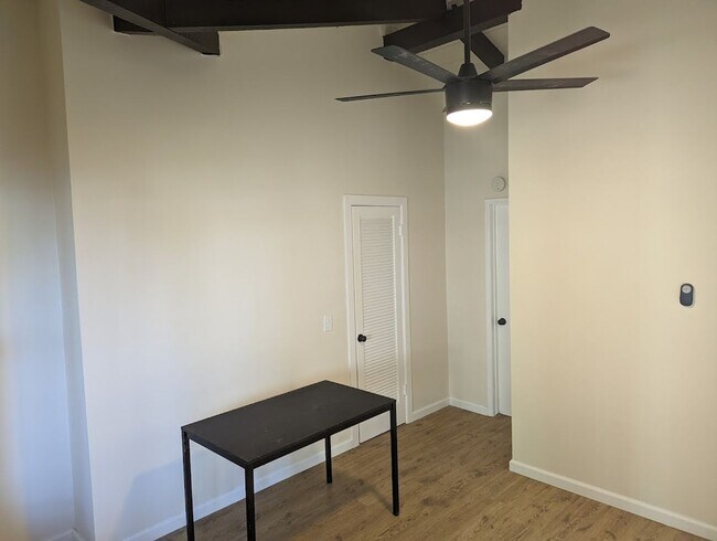 Building Photo - Beachside Studio