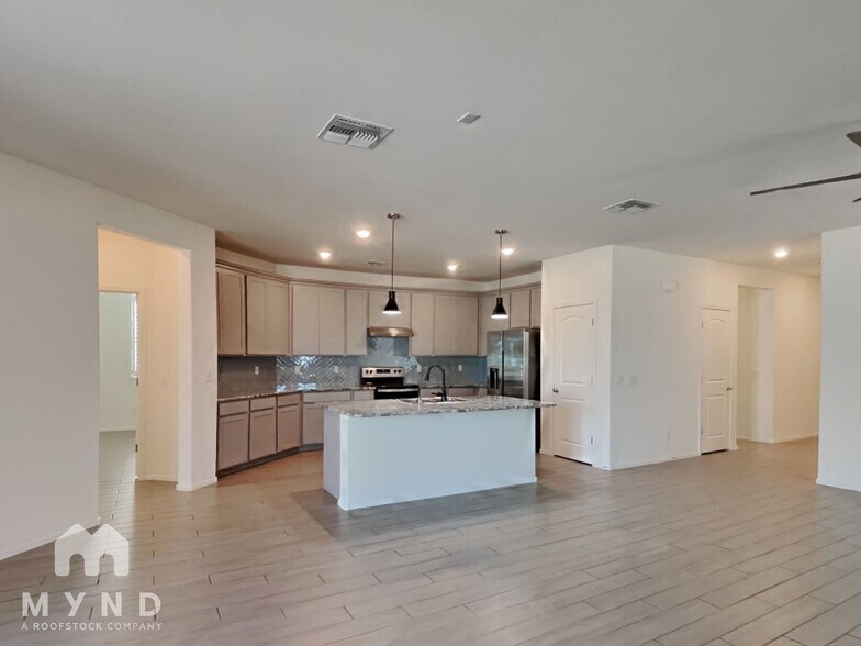 Building Photo - 7325 S 33rd Ln