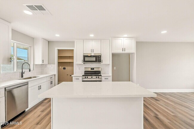 Building Photo - 3262 E Enid Ave