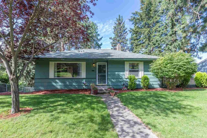 fully fenced property - 4821 N Greenwood Blvd