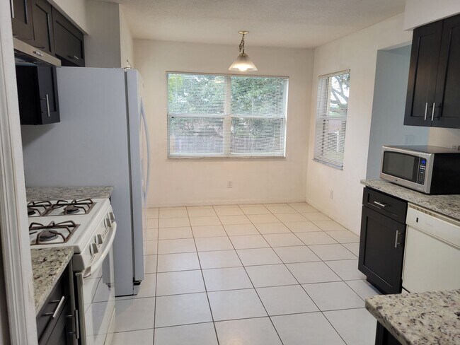 Building Photo - Spacious, Bright & Move-In Ready Home in Clermont!