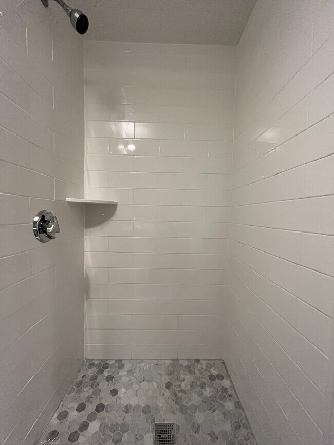 Building Photo - 304 Newbury St