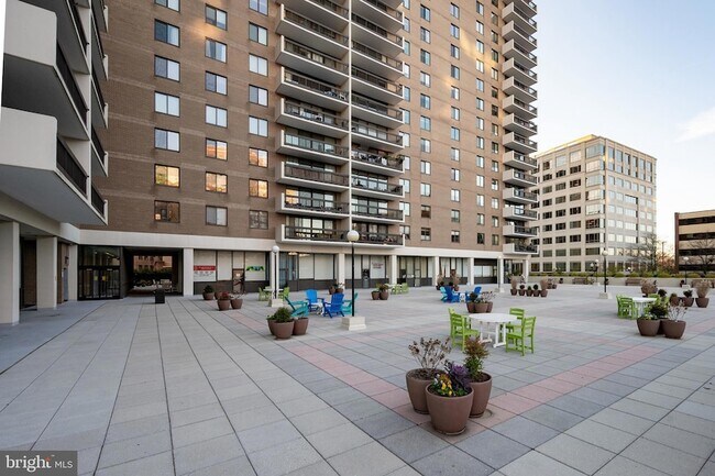Building Photo - 3800 Fairfax Dr