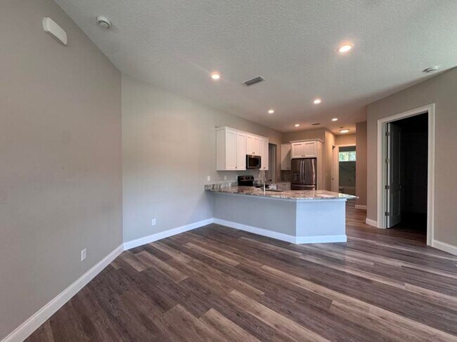 Building Photo - 4 Bedroom in Tomoka View