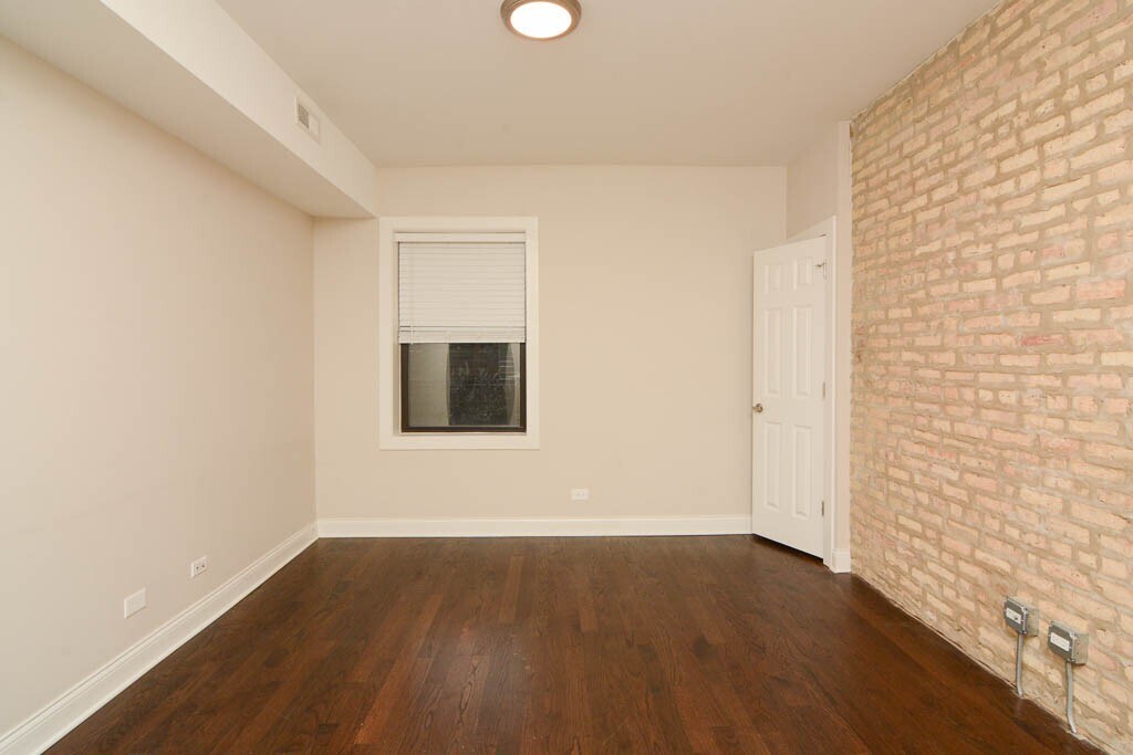 Building Photo - 2228 N Sawyer Ave
