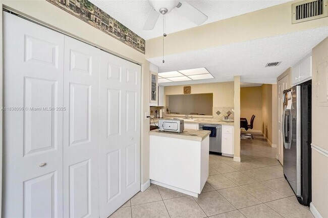 Building Photo - 1900 Sabal Palm Dr