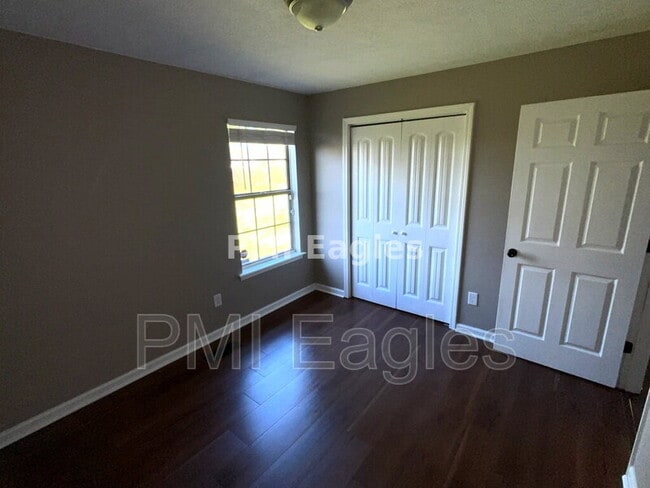 Building Photo - 916 Linda Dr