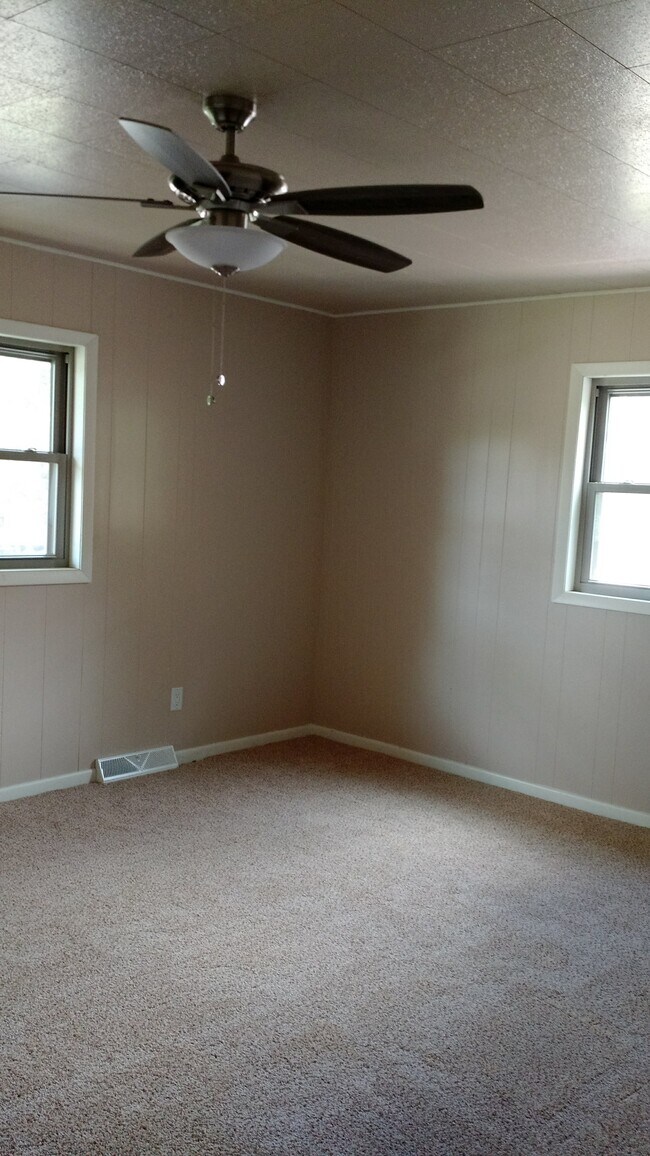 Building Photo - N2724 Duvenick Ln