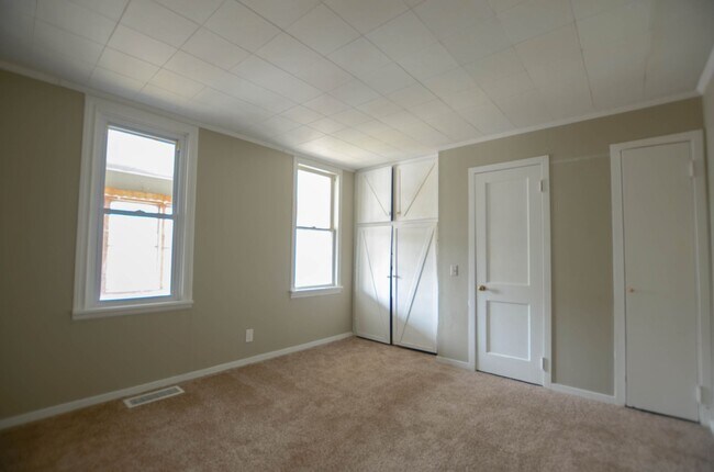 Building Photo - 6bd 2ba house | PLEX Neighborhood | Off st...