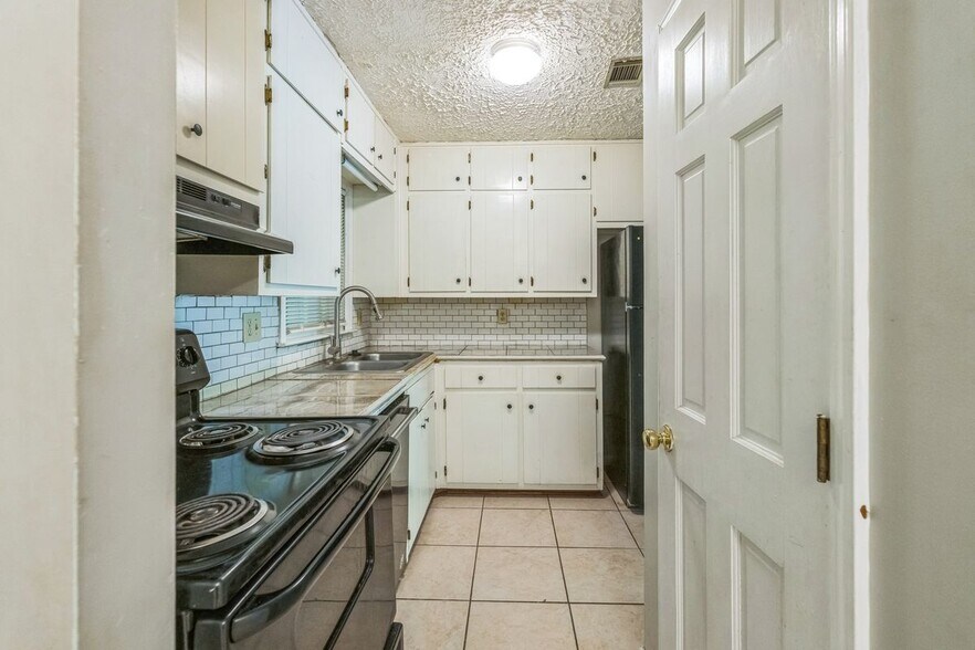 Building Photo - 2140 Kings Gate Cir SW