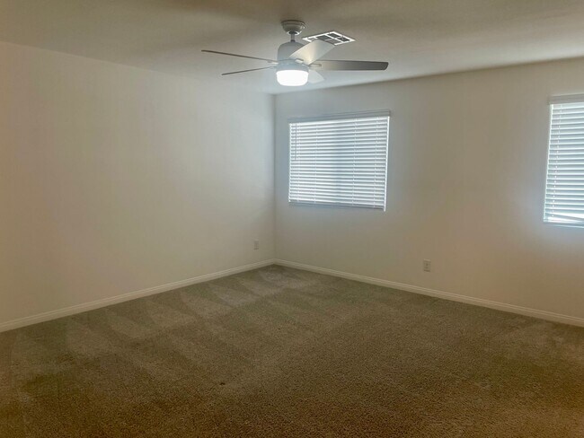 Building Photo - 3 bed 2 bath 2 car garage Townhome "On the Strip" South Las Vegas Blvd