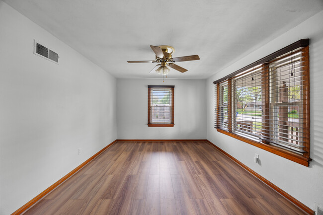 Building Photo - 9537 Chester Ave