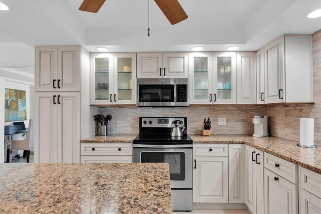 Building Photo - 6500 Sunset Way