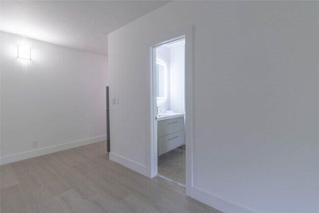 Building Photo - 2424 SE 17th St