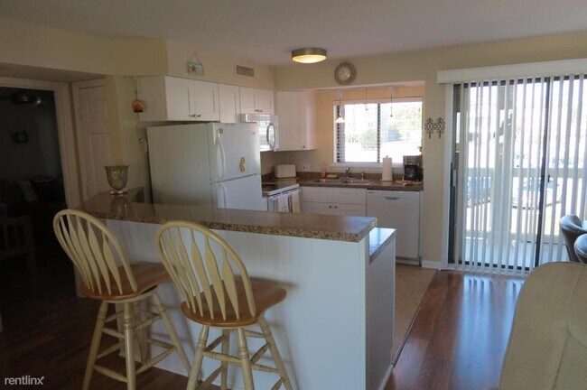 Building Photo - 1 br, 2 bath Condo - 1411 Lake Park Blvd S