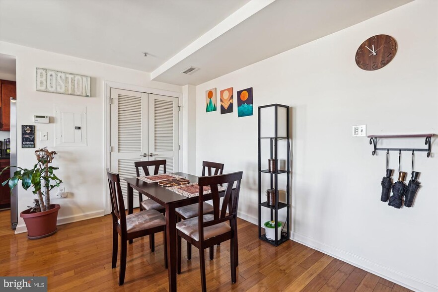 Dining area - 1417 Newton St NW