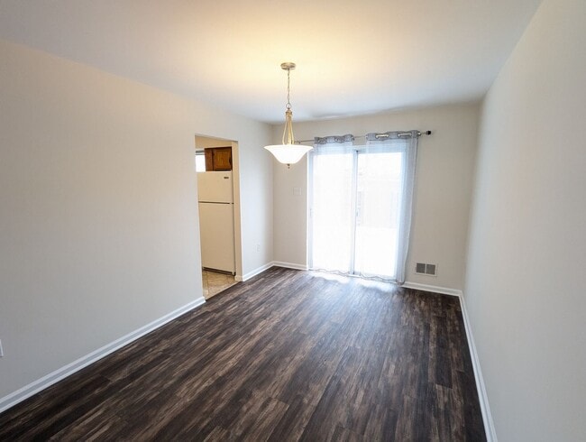 Building Photo - *END UNIT* town home in established Crestwood Neighborhood ready for you mid March!