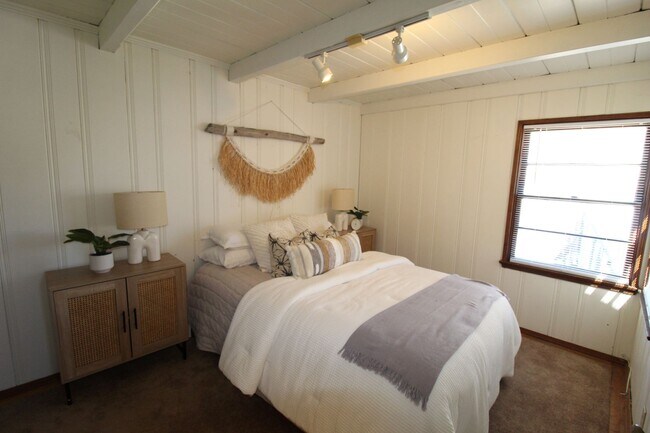 Building Photo - Charming Midtown Ventura Home- 3 Bedroom + 1.75 Bath