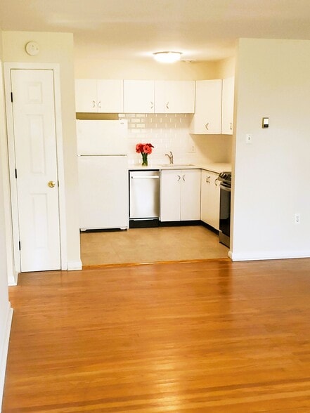 Primary Photo - 1334 Montgomery Ave