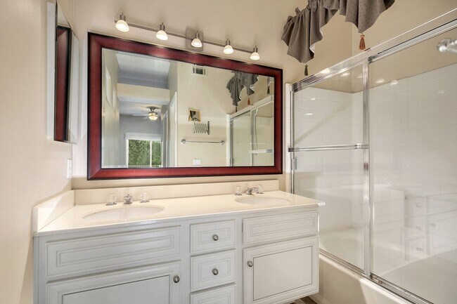 Building Photo - Modern Comfort in a Prime Location – 2BR T...