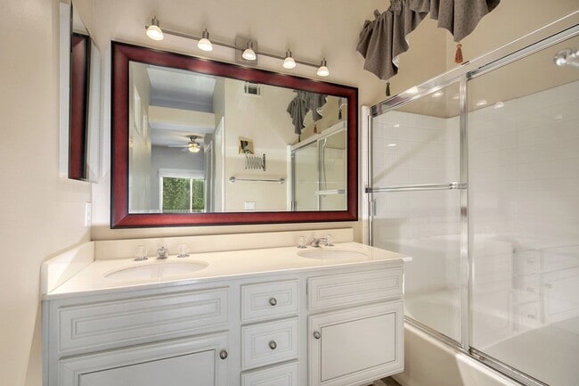 Building Photo - Modern Comfort in a Prime Location – 2BR Townhome with Garage & Community Amenities