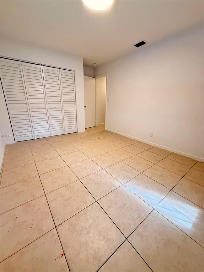 Building Photo - 236 NW 12th Ct