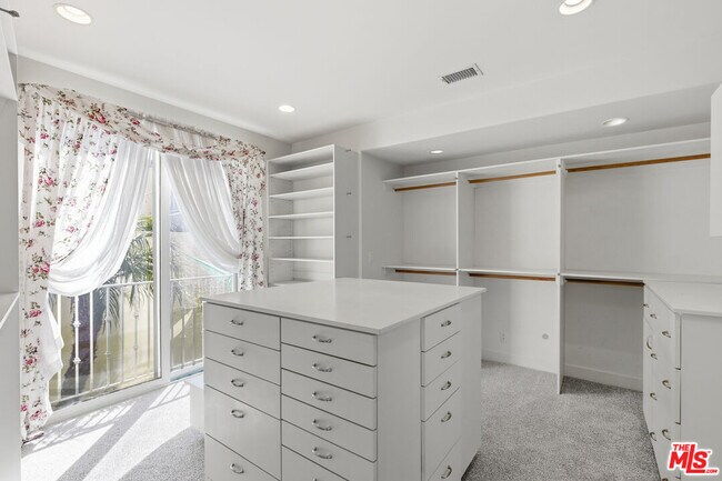 Building Photo - 8120 Billowvista Dr